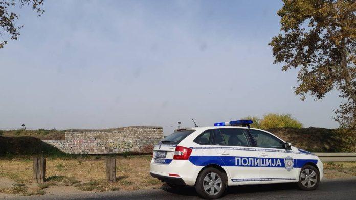 bahatost-ili-ludilo?-sa-automobilom-na-prikolici-krenuo-da-pretice-kolonu,-pa-se-zakucao-u-kamion-kod-usca-(video)