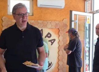 POSLE KINE, KRENUO “U NAROD”: Predsednik Vučić svratio na burek u Crepaju, pa nastavlja u obećanu posetu Banatu posle-kine,-krenuo-“u-narod”:-predsednik-vucic-svratio-na-burek-u-crepaju,-pa-nastavlja-u-obecanu-posetu-banatu