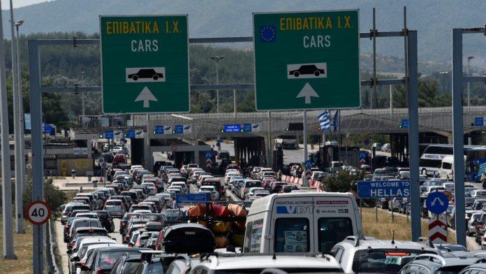 kolonama-na-evzoniju-ne-vidi-se-kraj-na-hiljade-putnika-zaglavljeno-na-granici,-autobusi-cekaju-satima