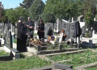 “GROBOVI NE MOGU DA SE OSTAVE I ZABORAVE”: Obeležene Duhovske zadušnice u Prištini (VIDEO) “grobovi-ne-mogu-da-se-ostave-i-zaborave”:-obelezene-duhovske-zadusnice-u-pristini-(video)