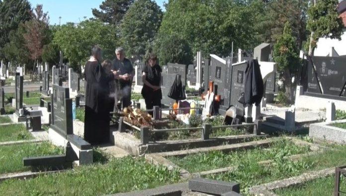 “grobovi-ne-mogu-da-se-ostave-i-zaborave”:-obelezene-duhovske-zadusnice-u-pristini-(video)