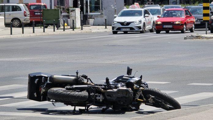muskarac-zadobio-povrede-automobil-oborio-motociklistu-u-novom-sadu,-na-licu-mesta-policija-(foto)