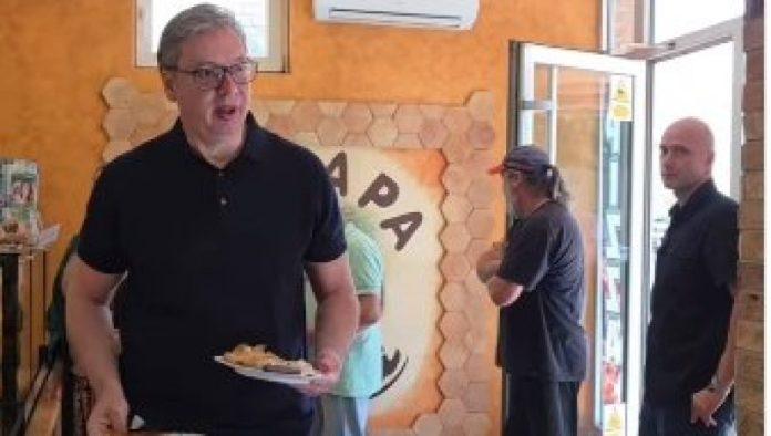 predsednik-vucic-u-pekari:-“racunam-410,-jedem-burek-ili-pitu-sa-mesom”-(video)