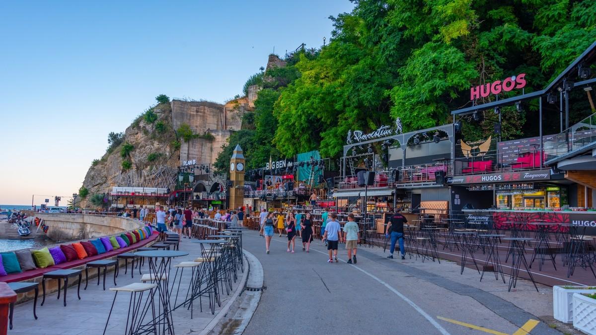 letovanje-u-avgustu-bez-bankrota:-tri-mesta-u-crnoj-gori-gde-stedite-stotine-evra-u-spicu-sezone letovanje-u-avgustu-bez-bankrota:-tri-mesta-u-crnoj-gori-gde-stedite-stotine-evra-u-spicu-sezone
