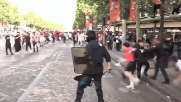 biju,-boga-ne-mole:-pogledajte-kako-francuska-policija-unakazava-demonstrante-koji-su-demolirali-autobusku-stanicu-(video)