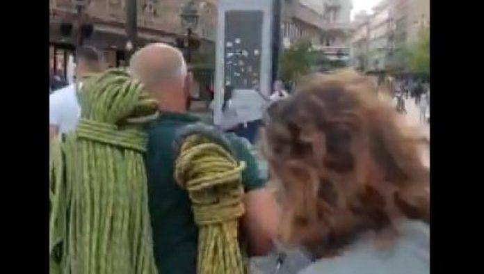 au,-teska-bolest:-blokaderi-maltretirali-alpiniste-koji-su-skidali-baner-sa-palate-albanija,-zale-zive-ptice,-ali-ne-i-stradalu-studentkinju