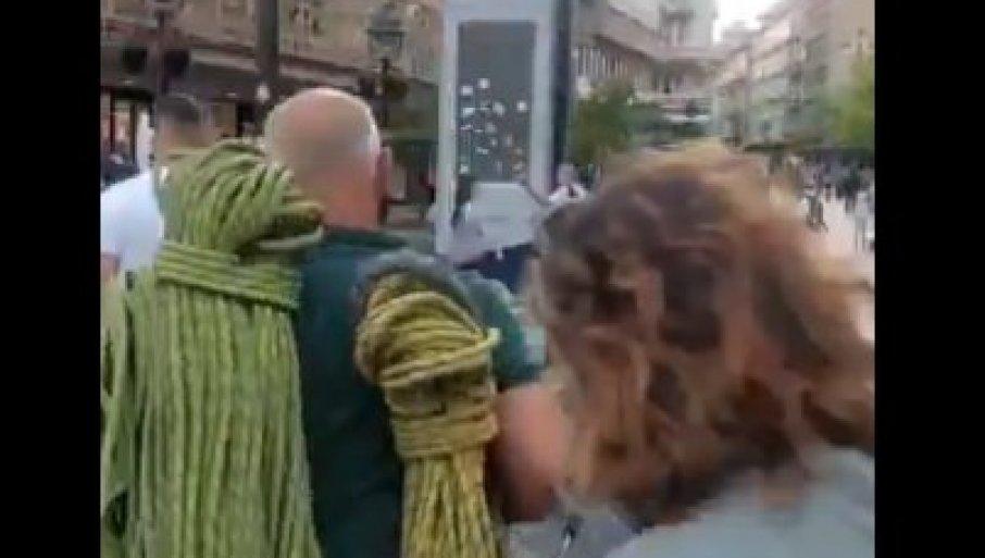 au,-teska-bolest:-blokaderi-maltretirali-alpiniste-koji-su-skidali-baner-sa-palate-albanija,-zale-zive-ptice,-ali-ne-i-stradalu-studentkinju au,-teska-bolest:-blokaderi-maltretirali-alpiniste-koji-su-skidali-baner-sa-palate-albanija,-zale-zive-ptice,-ali-ne-i-stradalu-studentkinju