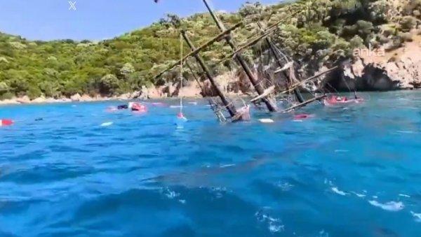 potonuo-brod-sa-148-putnika,-medu-njima-i-deca:-skakali-u-more,-nestao-za-manje-od-sat-vremena-(video) potonuo-brod-sa-148-putnika,-medu-njima-i-deca:-skakali-u-more,-nestao-za-manje-od-sat-vremena-(video)