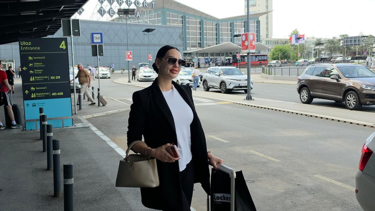 katarina-grujic-u-lezernom-izdanju-na-aerodromu-na-ruci-skupa-torba,-a-na-licu-naocare,-potkacila-kolege:-“svako-ko-je-trebalo-da-bude-tu,-bio-je”-(video) katarina-grujic-u-lezernom-izdanju-na-aerodromu-na-ruci-skupa-torba,-a-na-licu-naocare,-potkacila-kolege:-“svako-ko-je-trebalo-da-bude-tu,-bio-je”-(video)