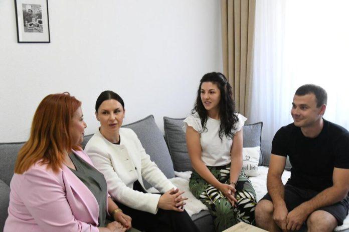 jedino-sto-nam-ostaje-je-borba-za-istinu-i-pravdu:-kandidatkinje-za-poslanice-iz-srpske-liste-obisle-srpske-porodice-u-velikoj-hoci-i-orahovcu-(foto)