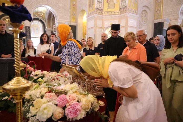 skoro-pola-miliona-ljudi-u-hramu-svetog-save!-poznato-tacno-koliko-vernika-se-poklonilo-pojasu-presvete-bogorodice:-spc-o-velikom-odzivu!-(foto)