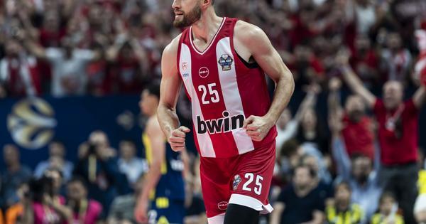 grci-spremni-na-sve-samo-da-ekipa-ostane-na-broju:-navijaci-olimpijakosa-posetili-kucu-igraca-–-ubeduju-ga-da-ne-ide grci-spremni-na-sve-samo-da-ekipa-ostane-na-broju:-navijaci-olimpijakosa-posetili-kucu-igraca-–-ubeduju-ga-da-ne-ide