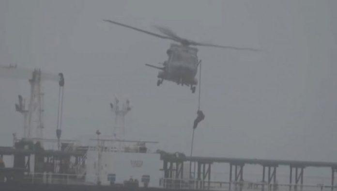 pogledajte-akciju-francuskih-specijalaca:-ovako-su-zaplenili-ruski-tanker-u-atlantskom-okeanu-(video)