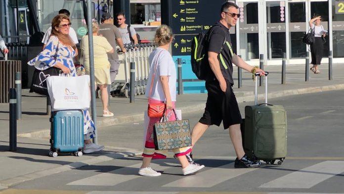 po-viktora-savica-dosla-lepa-plavusa-glumci-uhvaceni-na-aerodromu:-branki-pujic-pune-ruke-prtljaga,-a-zena-andrije-milosevica-bez-trunke-sminke-(video)