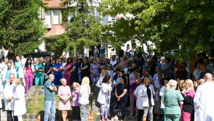 podrska-uhapsenim-srbima-iz-gracanice:-protest-odrzan-u-svim-srpskim-zdravstvenim-i-obrazovnim-ustanovama-na-kosovu