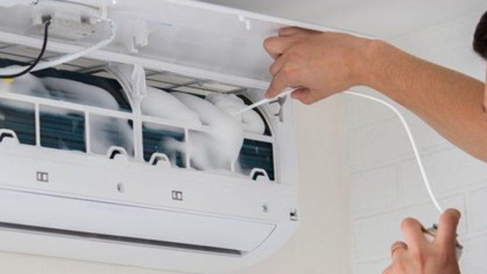 servis-klima-sve-skuplji,-ali-ovo-nikako-sami-ne-smete-da-radite:-evo-sta-moze-bez-majstora,-a-kada-morate-da-ga-zovete