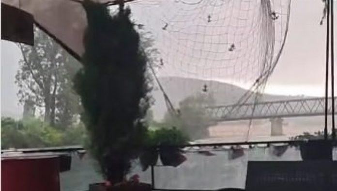 zastrasujuca-oluja-napravila-kolaps:-snimci-nevremena-u-ovom-delu-srbije-preplavili-mreze-(video)