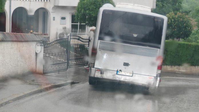 (foto)-autobus-se-zakucao-u-zid-kuce!-haos-kod-krusevca:-zbog-jakog-nevremena-vozac-izgubio-kontrolu