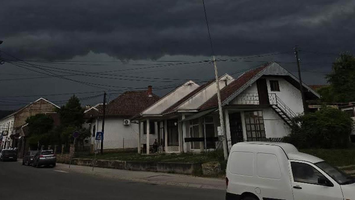 (foto,-video)-rhmz-nize-hitna-upozorenja-zbog-oluje!-mrak-usred-bela-dana,-pada-jak-grad,-na-auto-putu-ne-vidi-se-prst-pred-okom!-jako-nevreme-pogodilo-srbiju,-crni-oblaci-donose-haos (foto,-video)-rhmz-nize-hitna-upozorenja-zbog-oluje!-mrak-usred-bela-dana,-pada-jak-grad,-na-auto-putu-ne-vidi-se-prst-pred-okom!-jako-nevreme-pogodilo-srbiju,-crni-oblaci-donose-haos