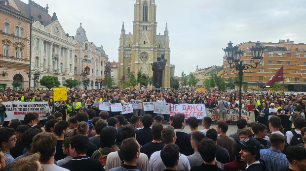 Протест-подршке-наставницима-и-захтев-за-решавање-кризе-у-новосадској-Јовиној-гимназији
