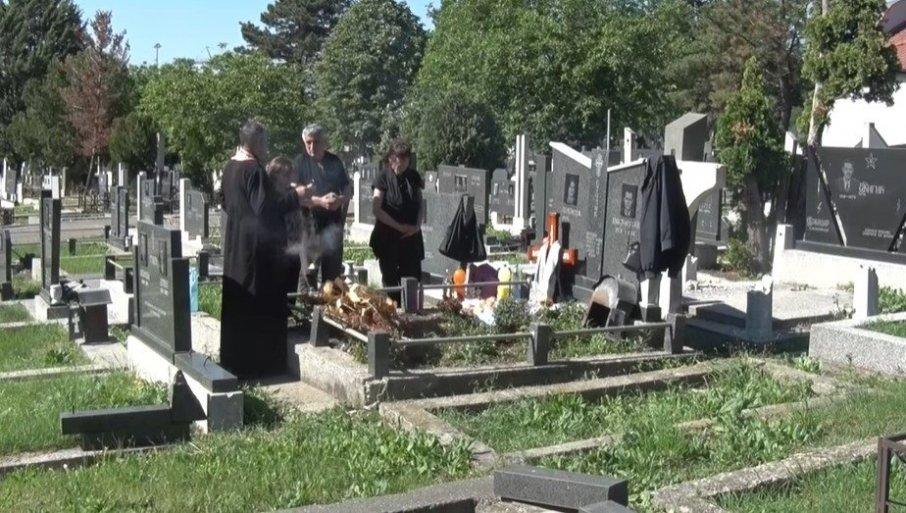 “grobovi-ne-mogu-da-se-ostave-i-zaborave”:-obelezene-duhovske-zadusnice-u-pristini-(video) “grobovi-ne-mogu-da-se-ostave-i-zaborave”:-obelezene-duhovske-zadusnice-u-pristini-(video)