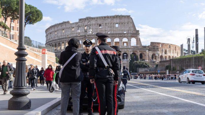 skandal-u-rimu-suspendovana-cetiri-policajaca-zbog-incidenta-sa-konjima:-“unistili-su-svaki-automobil-na-koji-su-naisli”