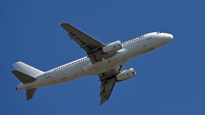 (video)-jedna-rec-izazvala-paniku-u-avionu!-drama-na-10.000-metara:-avion-pun-putnika-hitno-sleteo,-policajci-upali-u-letelicu