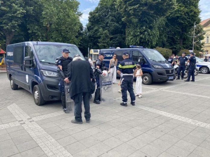 u-sremskoj-mitrovici-polozena-zakletva:-cak-53-nova-pripadnika-mup-a-stupila-u-sluzbu,-medu-njima-policajci-i-vatrogasci-spasioci