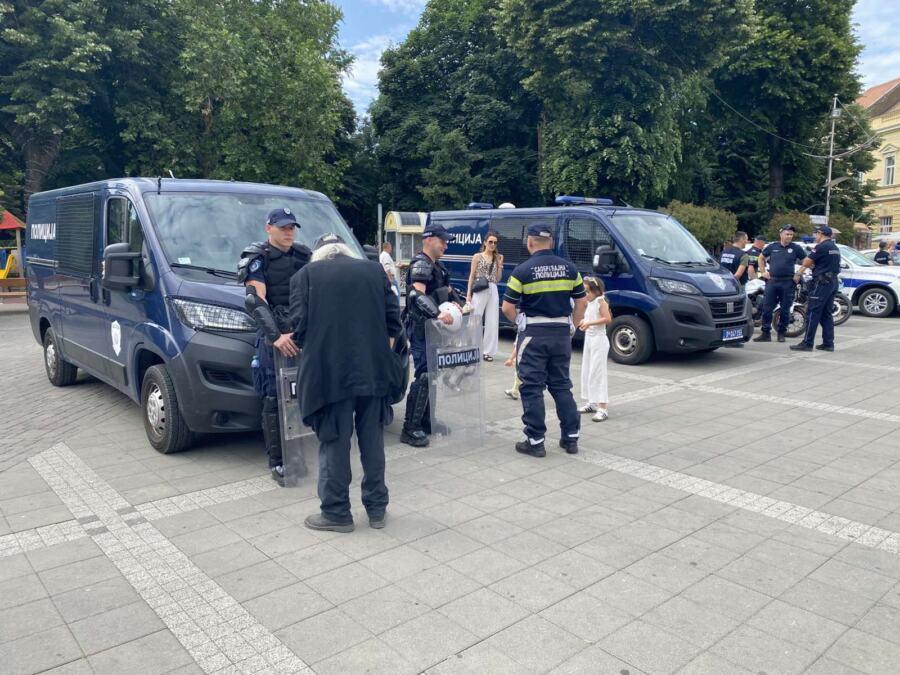 u-sremskoj-mitrovici-polozena-zakletva:-cak-53-nova-pripadnika-mup-a-stupila-u-sluzbu,-medu-njima-policajci-i-vatrogasci-spasioci u-sremskoj-mitrovici-polozena-zakletva:-cak-53-nova-pripadnika-mup-a-stupila-u-sluzbu,-medu-njima-policajci-i-vatrogasci-spasioci