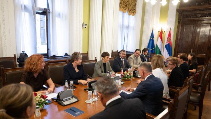brnabic-sa-predsednicom-madarskog-parlamenta:-“nastavljamo-da-jacamo-odnose-dve-zemlje”-(video)