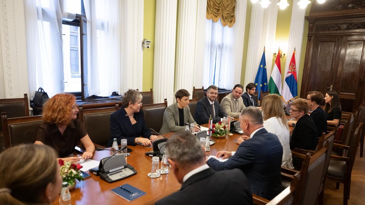 brnabic-sa-predsednicom-madarskog-parlamenta:-“nastavljamo-da-jacamo-odnose-dve-zemlje”-(video) brnabic-sa-predsednicom-madarskog-parlamenta:-“nastavljamo-da-jacamo-odnose-dve-zemlje”-(video)