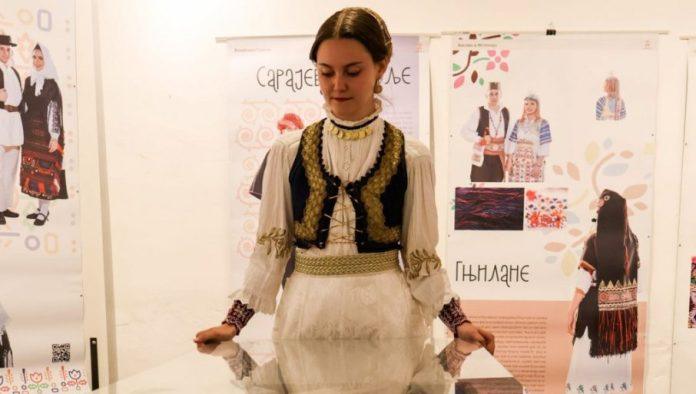 jelek-i-anterija-pred-srbima-iz-slavonije:-izlozba-u-domu-ocica-u-dalju