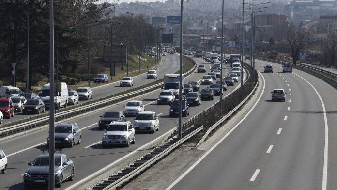 srbi-masovno-letuju-u-ovoj-zemlji,-a-sad-stigle-nikad-bolje-vesti-ako-upadnete-u-guzvu-na-autoputu,-vracaju-vam-novac:-evo-kako-da-naplatite-cekanje!