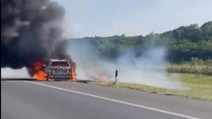 (video)-drama-na-auo-putu-kod-nisa!-buknuo-veliki-pozar,-automobil-istopljen-od-buktinje