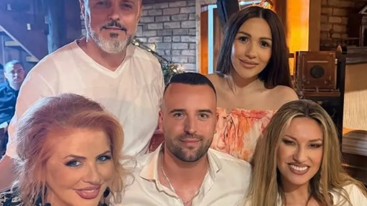porodila-se-supruga-nenada-manojlovica-evo-kog-pola-je-beba:-na-slavlju-i-pevaceva-sestra-rada-(foto) porodila-se-supruga-nenada-manojlovica-evo-kog-pola-je-beba:-na-slavlju-i-pevaceva-sestra-rada-(foto)