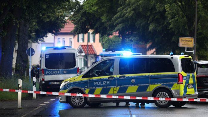 prve-slike-i-snimak-mesta-gde-srbin-drzi-decu-kao-taoce!-upucao-policajca-u-nemackoj,-pretio-palicom-po-restoranu-i-prskao-ljude-biber-sprejom