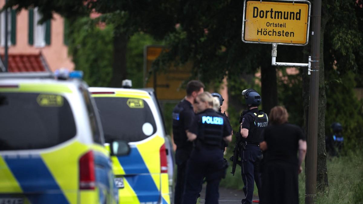 srbin-upucao-policajca,-drzi-dvoje-dece-kao-taoce!-drama-u-dortmundu:-divljao-po-restoranu,-prskao-goste-biber-sprejom,-pa-pobegao srbin-upucao-policajca,-drzi-dvoje-dece-kao-taoce!-drama-u-dortmundu:-divljao-po-restoranu,-prskao-goste-biber-sprejom,-pa-pobegao