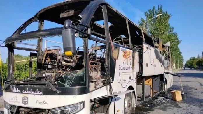 (foto)-krvava-osveta-ne-prestaje-ukrajinski-dron-razneo-autobus-pun-putnika-na-liniji-moskva-simferopolj,-ima-mrtvih!