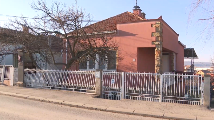 ovde-je-ziveo-cuveni-ckalja-u-kucu-se-uselila-druga-porodica,-a-imanje-je-moralo-da-bude-podeljeno-(foto)