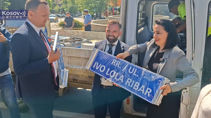 pristinske-vlasti-menjaju-table-sa-imenima-ulica-u-severnom-delu-kosovske-mitrovice-(video)