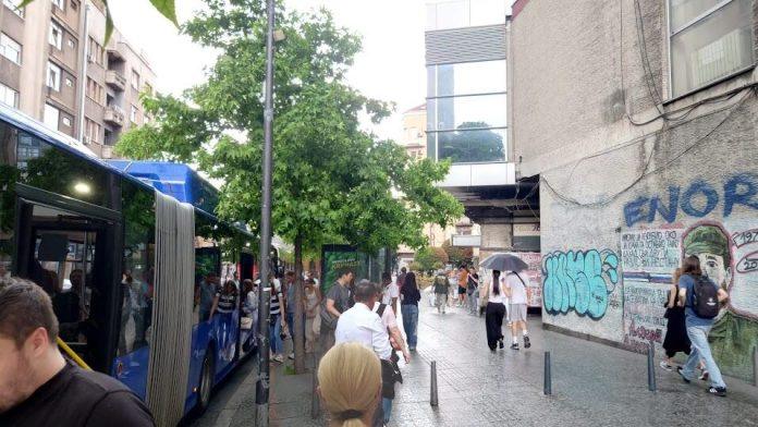kisa-se-srucila-na-beograd:-nevreme-stiglo-do-prestonice,-evo-kuda-ce-se-kretati!-meteorolozi-upozoravaju-na-grad-i-jake-udare-vetra-(foto)