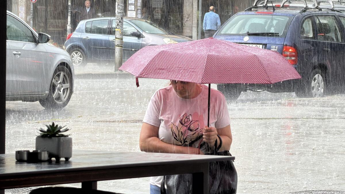snazno-nevreme-pogodilo-loznicu:-“odjednom-se-smrklo-i-kao-da-je-neko-prosuo-iz-rukava!”-velika-kolicina-vode-brzo-se-slila-na-kolovoze snazno-nevreme-pogodilo-loznicu:-“odjednom-se-smrklo-i-kao-da-je-neko-prosuo-iz-rukava!”-velika-kolicina-vode-brzo-se-slila-na-kolovoze
