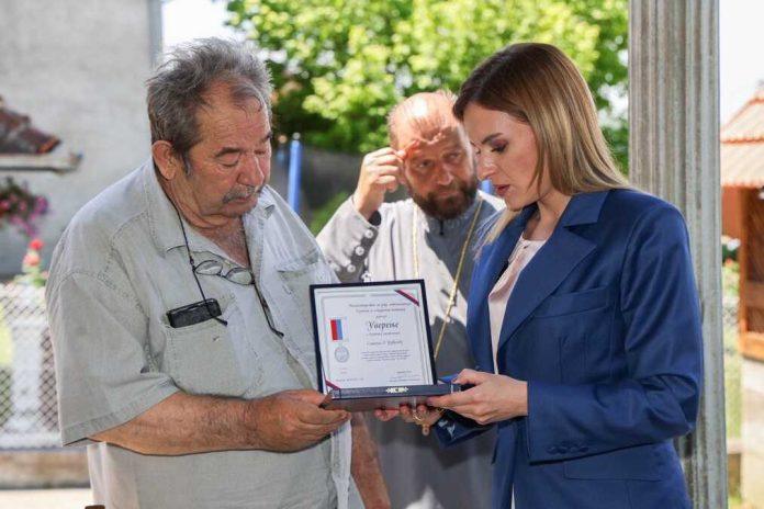 srbija-ne-zaboravlja-svoje-heroje!-ministarka-durdevic-stamenkovski-urucila-boracku-spomenicu-porodici-poginulog-borca-slavise-dordevica-(foto)