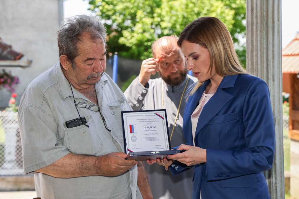 srbija-ne-zaboravlja-svoje-heroje!-ministarka-durdevic-stamenkovski-urucila-boracku-spomenicu-porodici-poginulog-borca-slavise-dordevica-(foto) srbija-ne-zaboravlja-svoje-heroje!-ministarka-durdevic-stamenkovski-urucila-boracku-spomenicu-porodici-poginulog-borca-slavise-dordevica-(foto)