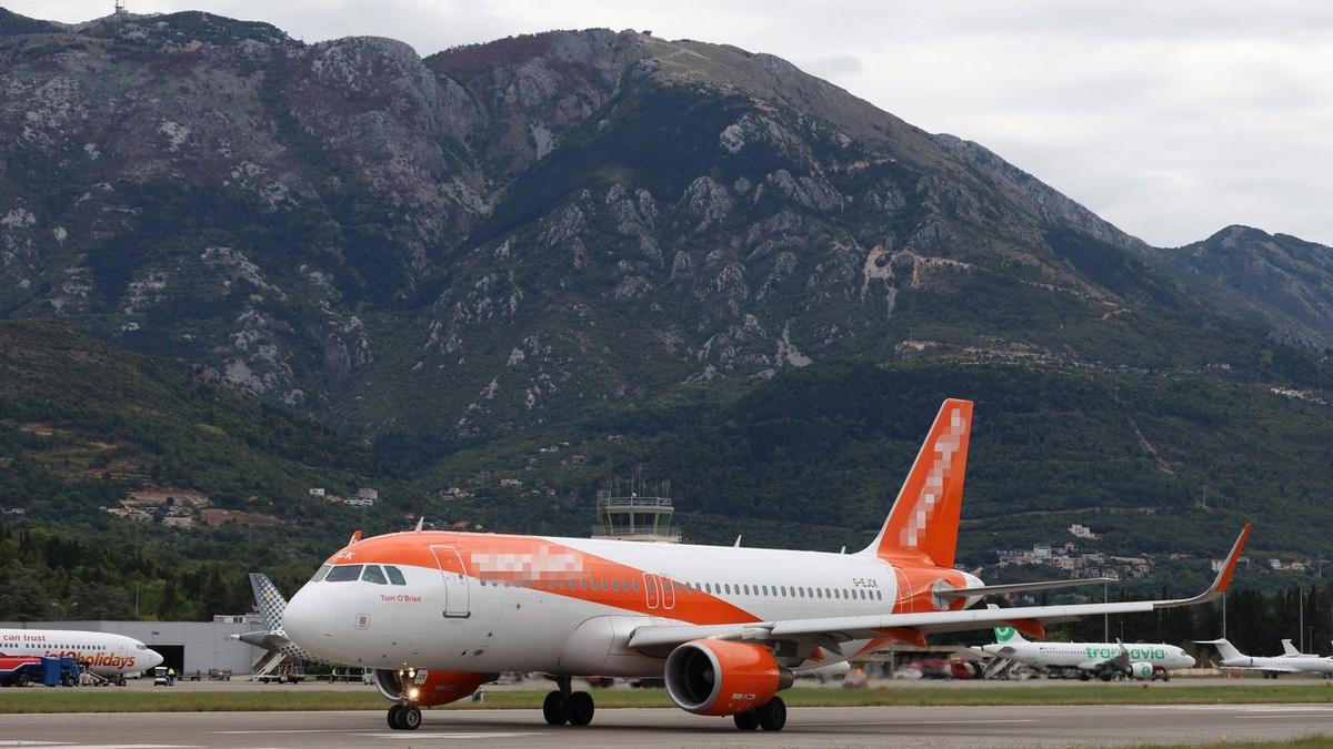policija-proverava-srpske-drzavljane-pojacane-kontrole-na-aerodromu-u-tivtu:-zadrzan-carter-let-iz-beograda policija-proverava-srpske-drzavljane-pojacane-kontrole-na-aerodromu-u-tivtu:-zadrzan-carter-let-iz-beograda