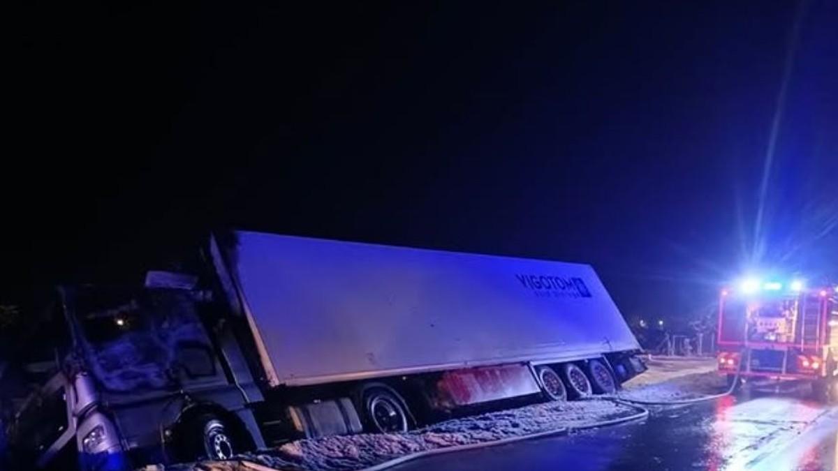 kamiondzija-iz-srbije-za-dlaku-izbegao-smrt-teska-saobracajna-nesreca-u-ceskoj:-sudarilo-se-vise-kamiona,-kabina-potpuno-smrskana kamiondzija-iz-srbije-za-dlaku-izbegao-smrt-teska-saobracajna-nesreca-u-ceskoj:-sudarilo-se-vise-kamiona,-kabina-potpuno-smrskana