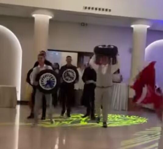 svi-nose-po-jednu-dok-ulaze-u-salu,-a-onda…-smeh!-maturanti-srednje-skole-u-cacku-priredili-razrednom-nesvakidasnji-poklon-za-kraj:-o-ovome-pricaju-svi! svi-nose-po-jednu-dok-ulaze-u-salu,-a-onda…-smeh!-maturanti-srednje-skole-u-cacku-priredili-razrednom-nesvakidasnji-poklon-za-kraj:-o-ovome-pricaju-svi!