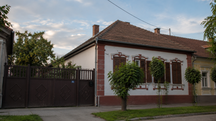 najveca-greska-kod-montaznih-kuca-koja-kosta-hiljade-evra:-svi-nasednu-na-“reklamnu-cenu”,-a-evo-na-sta-morate-da-pazite-da-ne-ostanete-i-bez-para-i-bez-krova