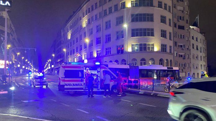 (foto)-autobus-udario-u-ogradu-kod-brankovog-mosta-na-licu-mesta-policija-i-hitna-pomoc