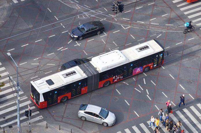 autobus-udario-u-zastitnu-ogradu-drama-na-brankovom-mostu